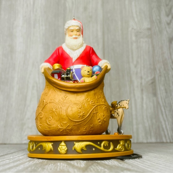 Hallmark Ornament Packing Up The Toys Once Upon a Christmas 2015 Magic Cord - Picture 1 of 9